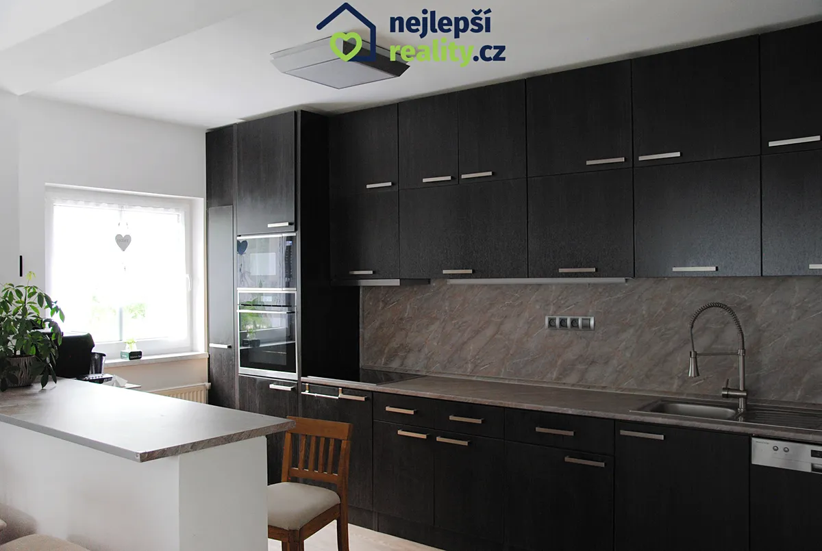 Prodej rodinného domu 450 m², pozemek 1561 m²